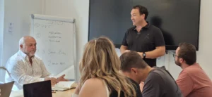 Formateur tourisme animant une session de formation en salle