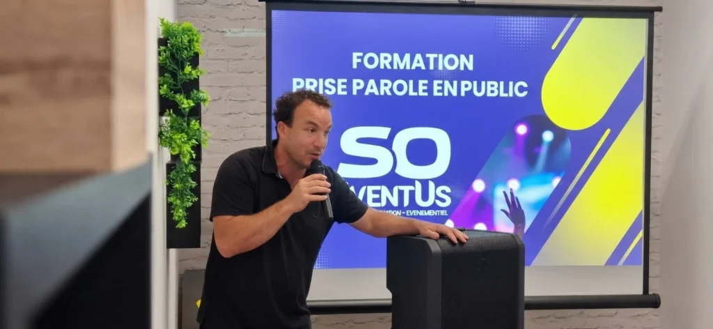 Logo La FEP – Fabrique à Émotions Positives : prise de parole en public : exercice au micro